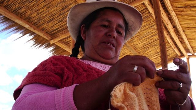 传统钦切罗妇女编织，秘鲁视频素材