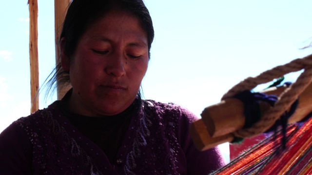 秘鲁少女织布视频素材