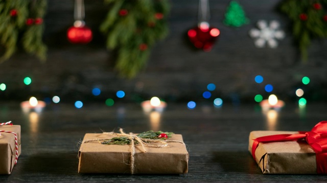 彩色的可替代的圣诞和新年假期礼物盒在木头桌子上视频素材