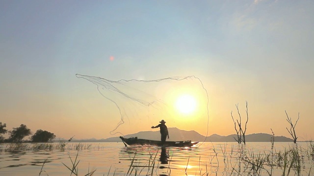 慢镜头，长尾船上渔民的生活方式视频素材