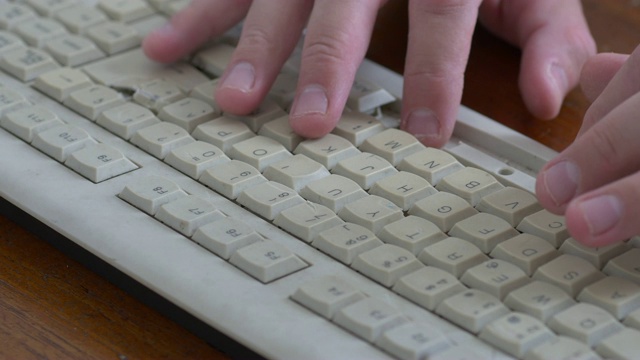 在一个没有空格键的旧键盘上打字视频素材