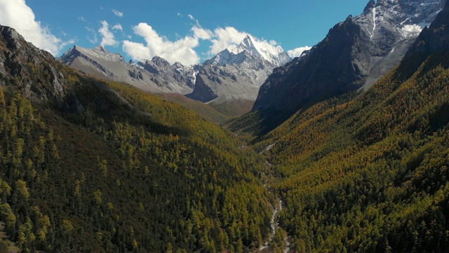 4k鸟瞰图和在秋季在亚丁自然保护区山谷，中国。视频素材