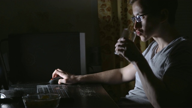 年轻人用薯条和饮料玩电脑游戏视频下载