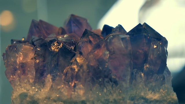 一颗宝石在水晶的视野中棕色的颜色在光线中闪闪发光。视频素材