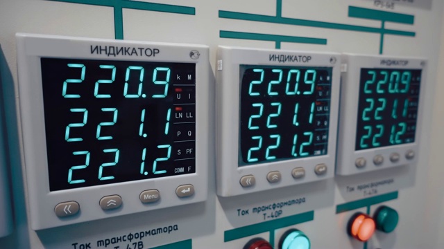数字显示器显示工业设备上的准确电压为220伏视频素材