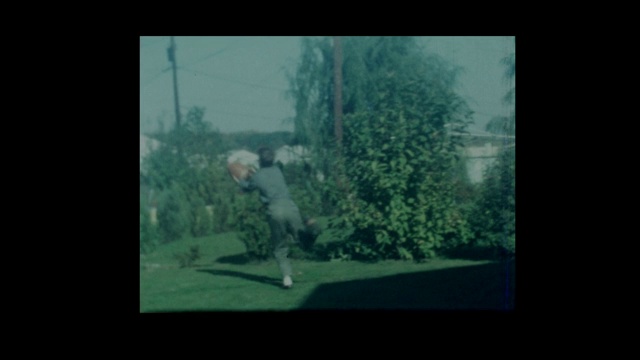 1964年，父亲在后院与儿子们扔足球视频素材