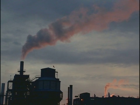 工厂排放烟雾。视频下载