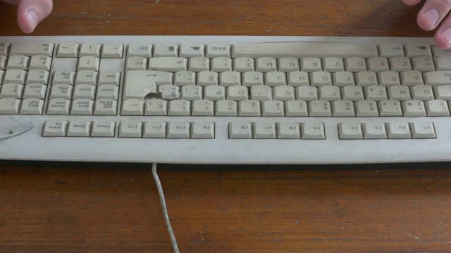 在一个没有空格键的旧键盘上打字视频素材