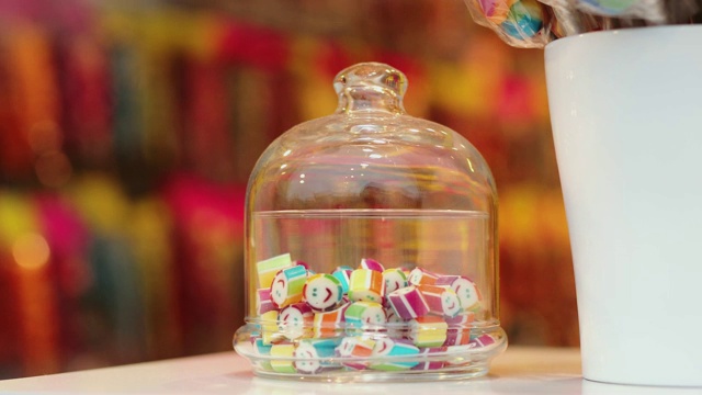 彩色混合糖果特写在玻璃碗视频下载