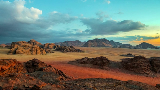 约旦瓦迪拉姆沙漠日落场景，它也被称为月亮谷，许多电影拍摄在瓦迪拉姆视频素材