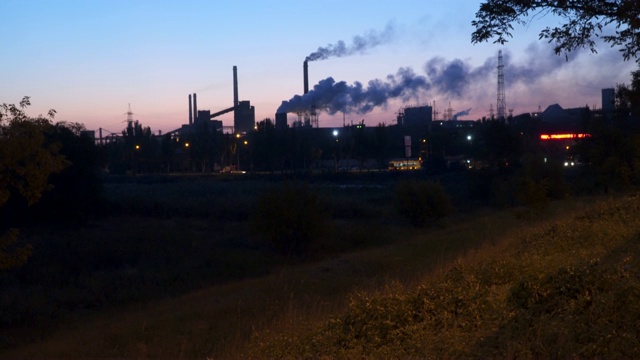 工业工厂管道的烟尘排放视频素材