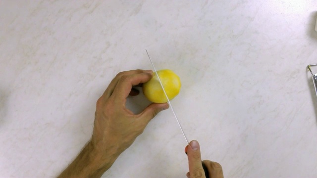 厨师将柠檬切成两半。制作柠檬马斯卡邦派系列。视频下载
