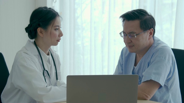 女医生向病人解释医疗问题视频素材