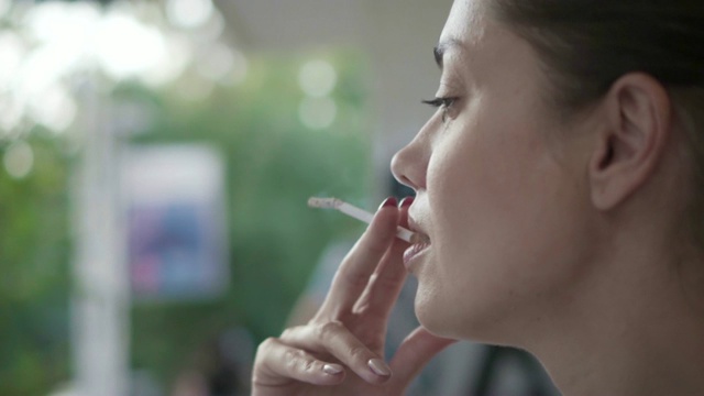 在户外抽烟的女人视频素材