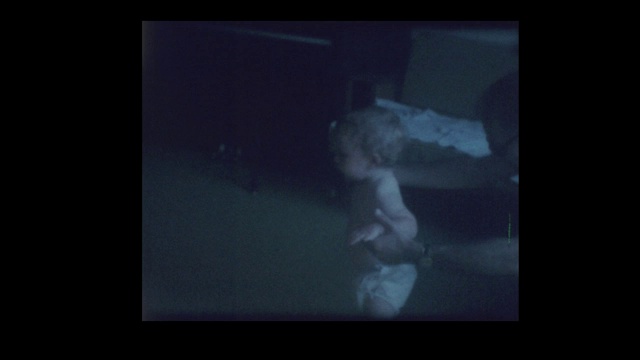 1971年，一个男婴穿着尿布到处爬视频素材