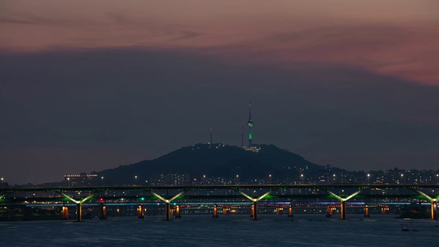 日落到夜景的北首尔塔(著名的旅游目的地)和清丹桥被首尔的城市景观包围视频素材