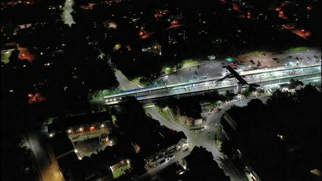 一个城市火车站和城镇概述的夜晚时间流逝视频素材