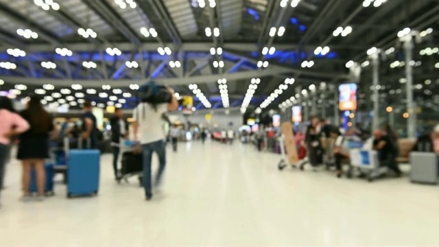 在曼谷素万那普机场终点站，4K超长时间的散焦穿越乘客到达登机柜台视频素材