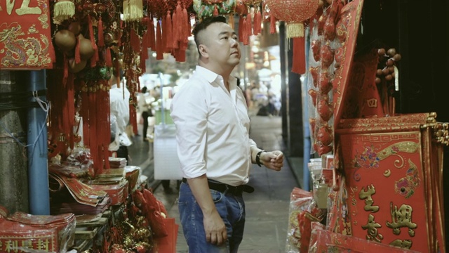 幸运:各种色彩鲜艳的中国装饰品出售视频素材