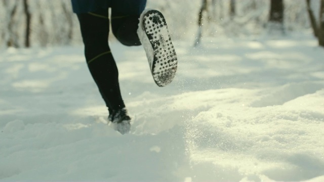 运动员在雪地里跑步视频素材