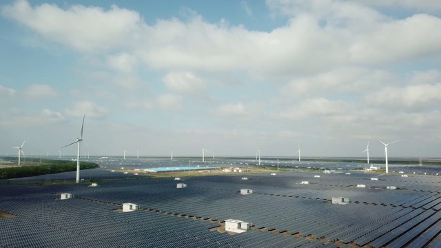 使用可再生太阳能的发电厂鸟瞰图视频素材