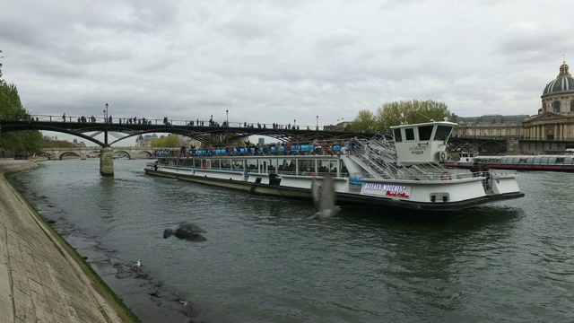 塞纳河上的飞艇视频素材