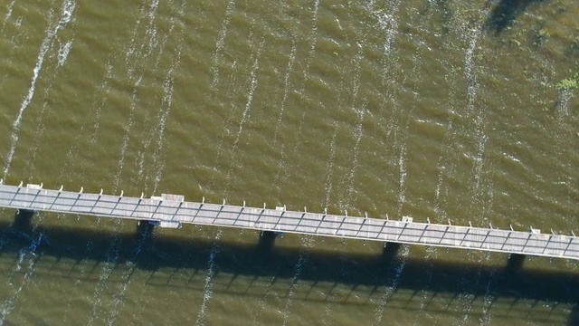 无人机在老木桥上旋转，架空视频素材
