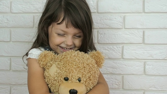 快乐的孩子和一只熊。视频素材