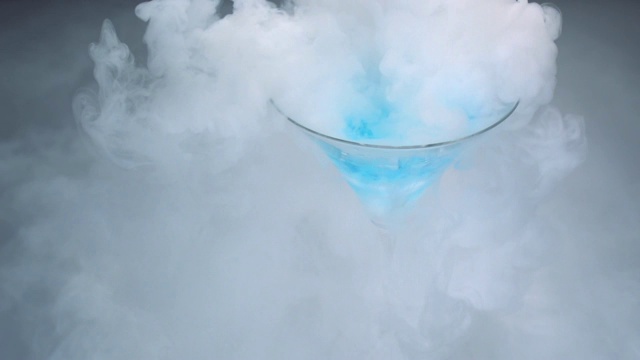 鸡尾酒杯中的干冰和液体冒出的烟视频下载