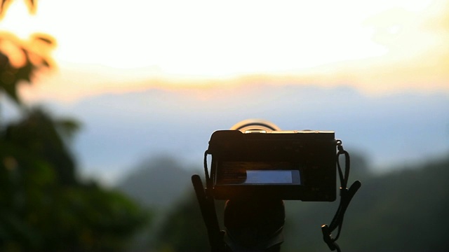 日出时的相机拍摄。视频素材