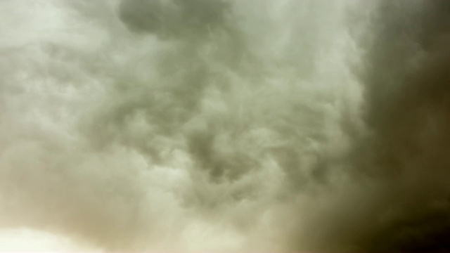 暴风雨前的乌云。雷暴前的乌云背景。时间流逝。间隔拍摄。视频素材