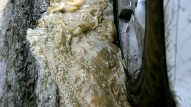汽车轮胎在水坑里飞溅，慢镜头视频素材