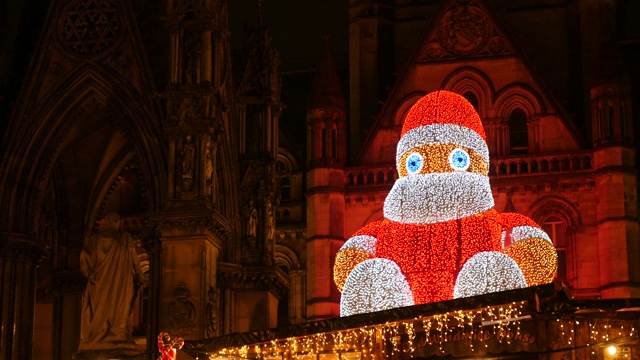 “冬季人物”灯光装置的特写镜头在曼彻斯特市政厅的夜晚视频素材
