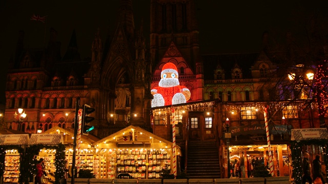 曼彻斯特市政厅夜晚“圣诞老人”灯光装置的静态镜头视频下载