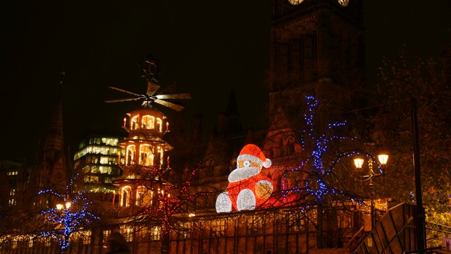 “冬季人物”灯光装置在曼彻斯特市政厅晚上的广角镜头视频素材