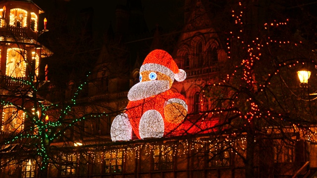 “冬季人物”灯光装置在曼彻斯特市政厅的夜晚静态拍摄视频素材