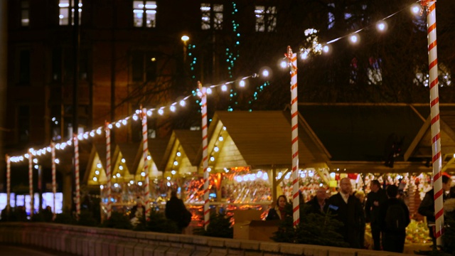 阿尔伯特广场曼彻斯特圣诞市场夜晚摊位的静态镜头视频素材