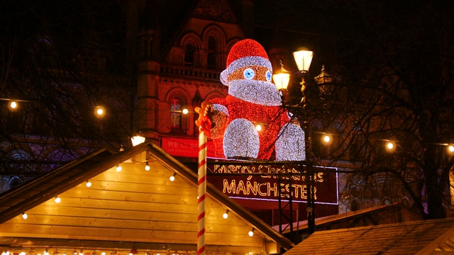 “冬季人物”灯光装置在曼彻斯特市政厅的夜晚静态拍摄视频素材