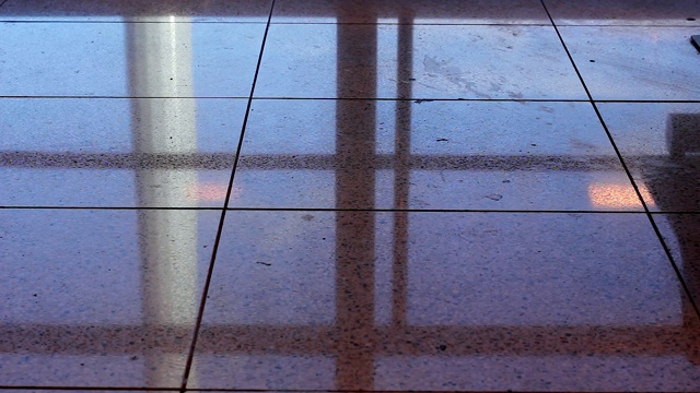 地板反射的人走在机场航站楼随身携带行李视频下载