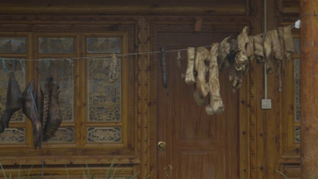 在摩梭村的铁丝上挂着肉视频素材
