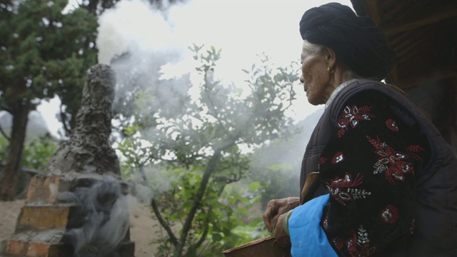 摩梭人用火和烟表演仪式，中景视频素材