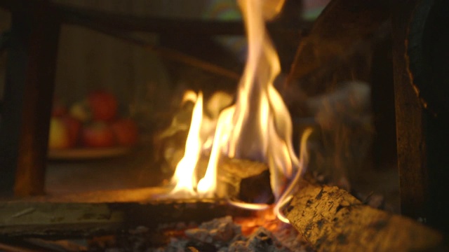 摩梭家茶壶下着火，特写视频素材