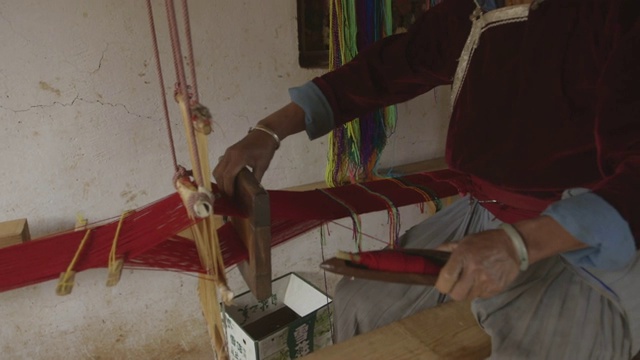 摩梭妇女使用手工编织装置的蒙太奇视频素材