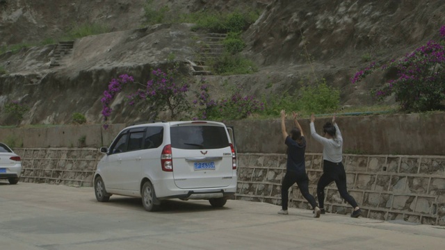 在喜马拉雅村庄的路边，妇女们在做瑜伽视频素材