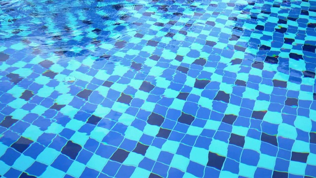 游泳池地面铺马赛克瓷砖视频下载