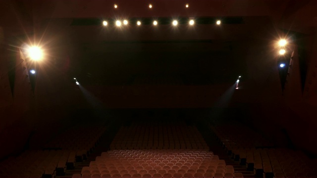 会议、剧院中心的聚光灯视频下载