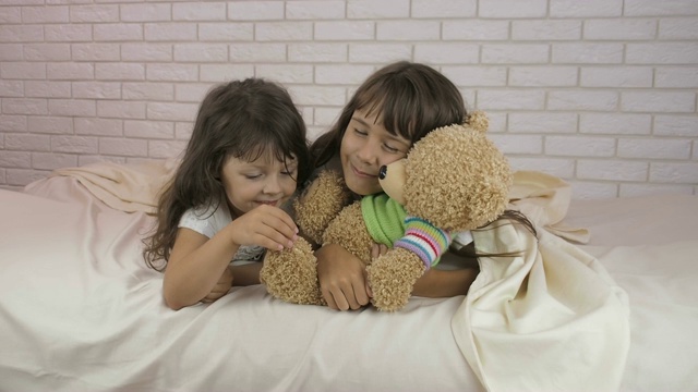 孩子和熊。视频下载