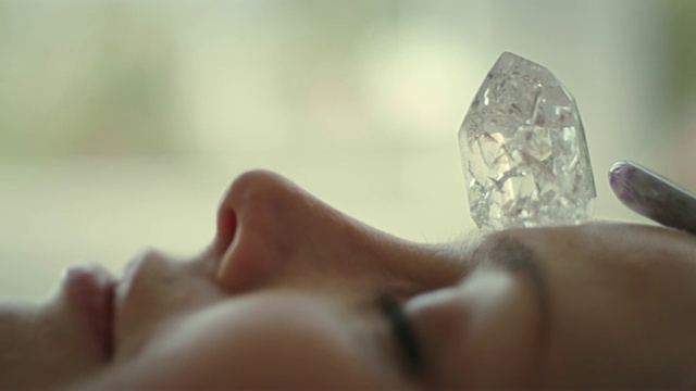有治愈水晶的女人的头。视频下载