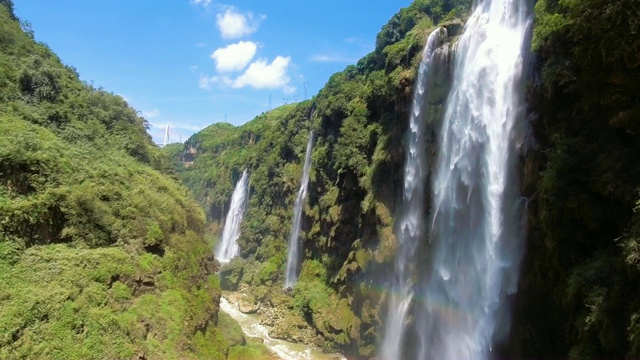 鸟瞰图风景瀑布在山上，马岭河峡谷，贵州省，中国视频购买