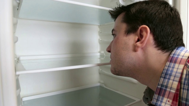 那家伙在冰箱里找吃的视频素材